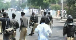 Police thrash protesting teachers in Karachi